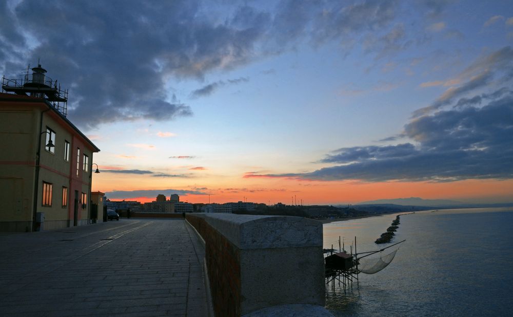 Termoli, tramonto sul muraglione