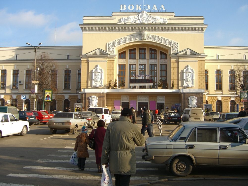 Ternopol: Geschäftiges Treiben am Bahnhof
