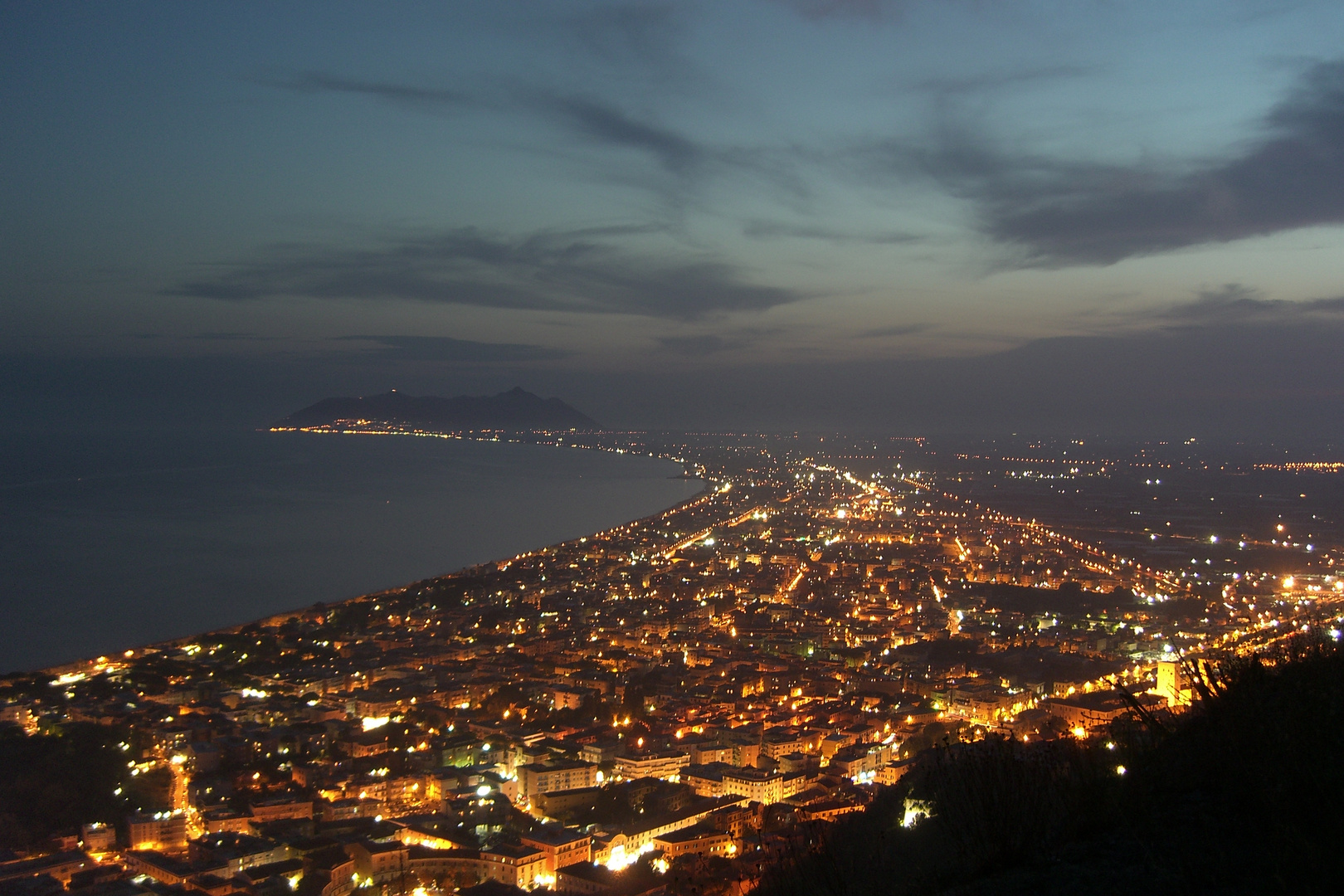 Terracina bei Nacht