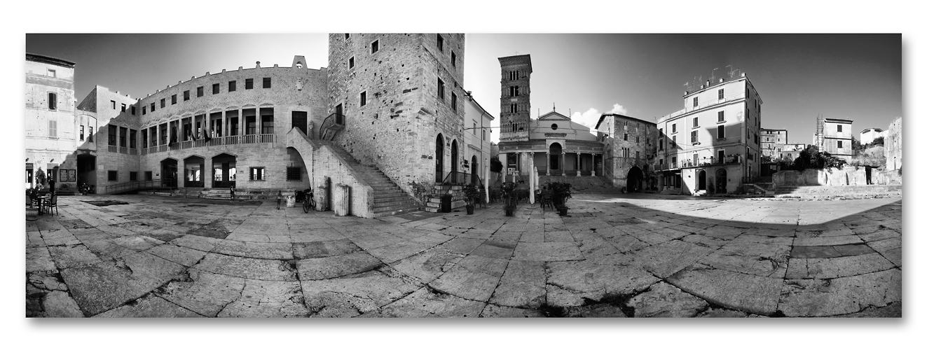 Terracina - Città Vecchia - Piazza del Municipio (Duomo)