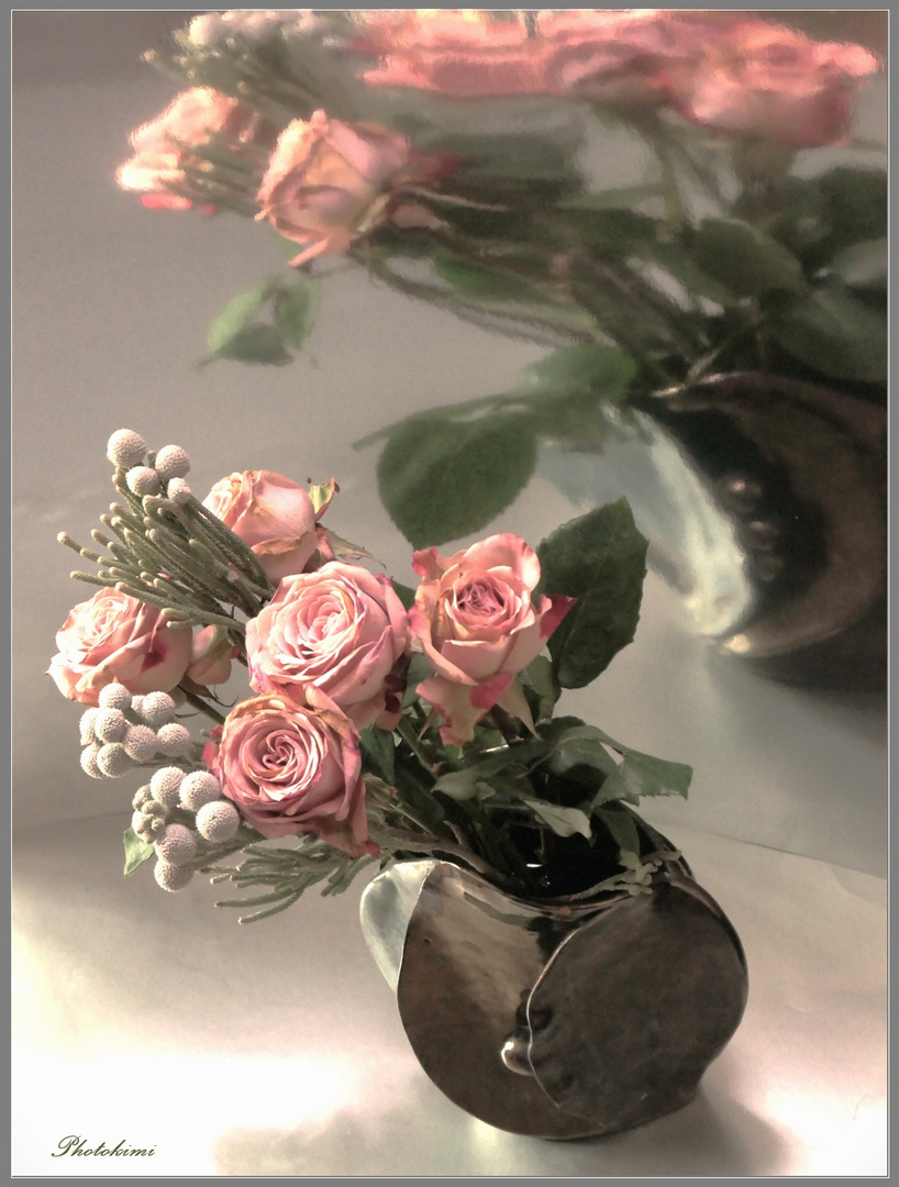 Terracottafarbene Rosen gespiegelt