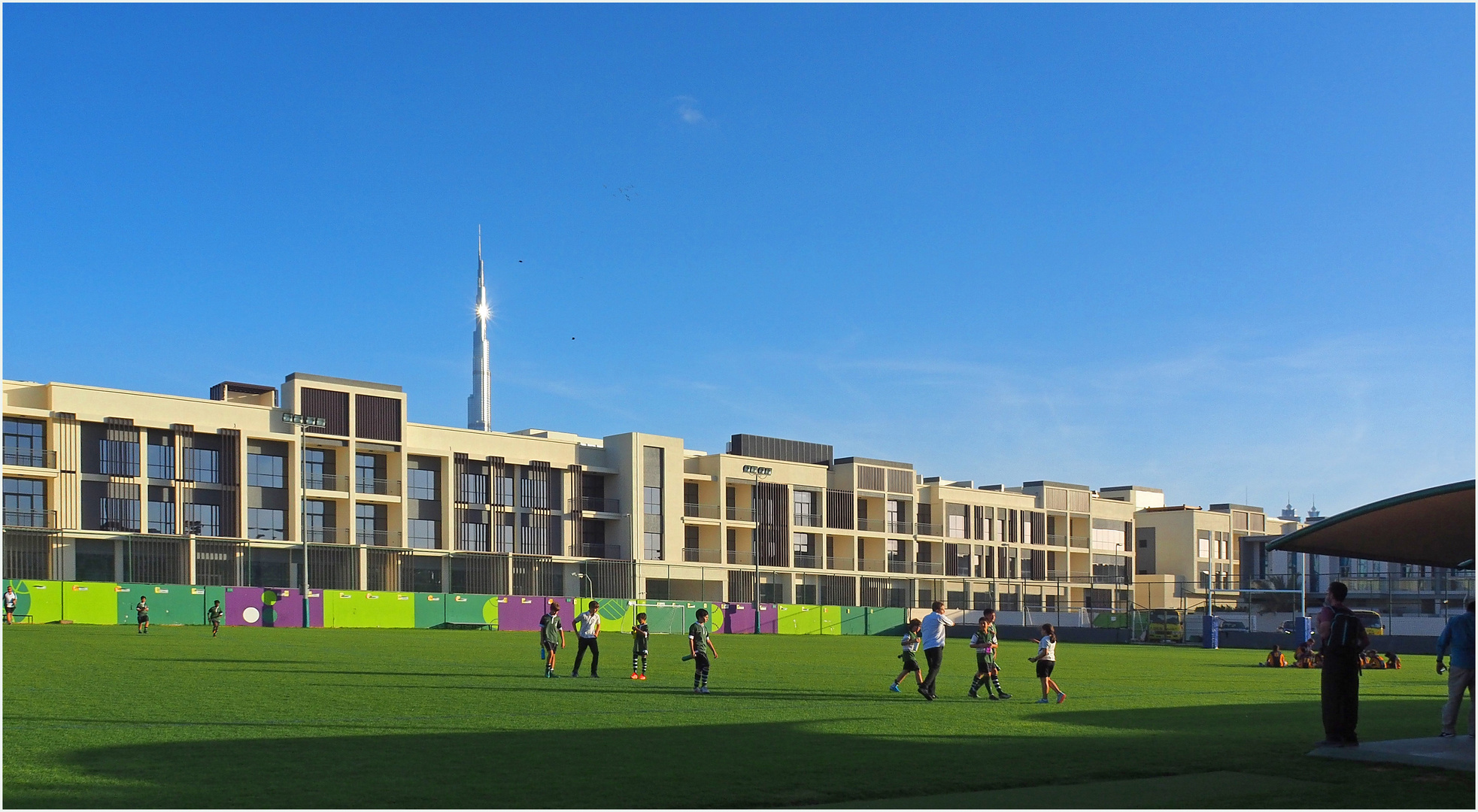 Terrain de football, en herbe, d’une école