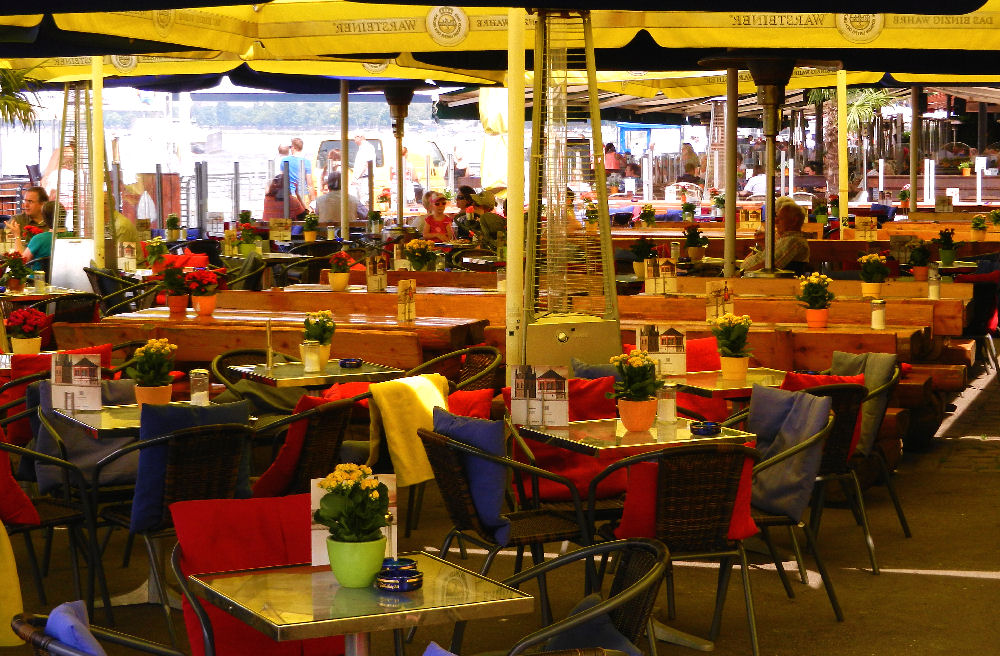 Terrasse am Düsseldorfer Rheinufer