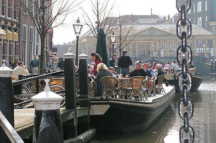 Terrasse am Nieuwe Rijn in Leiden, Holland