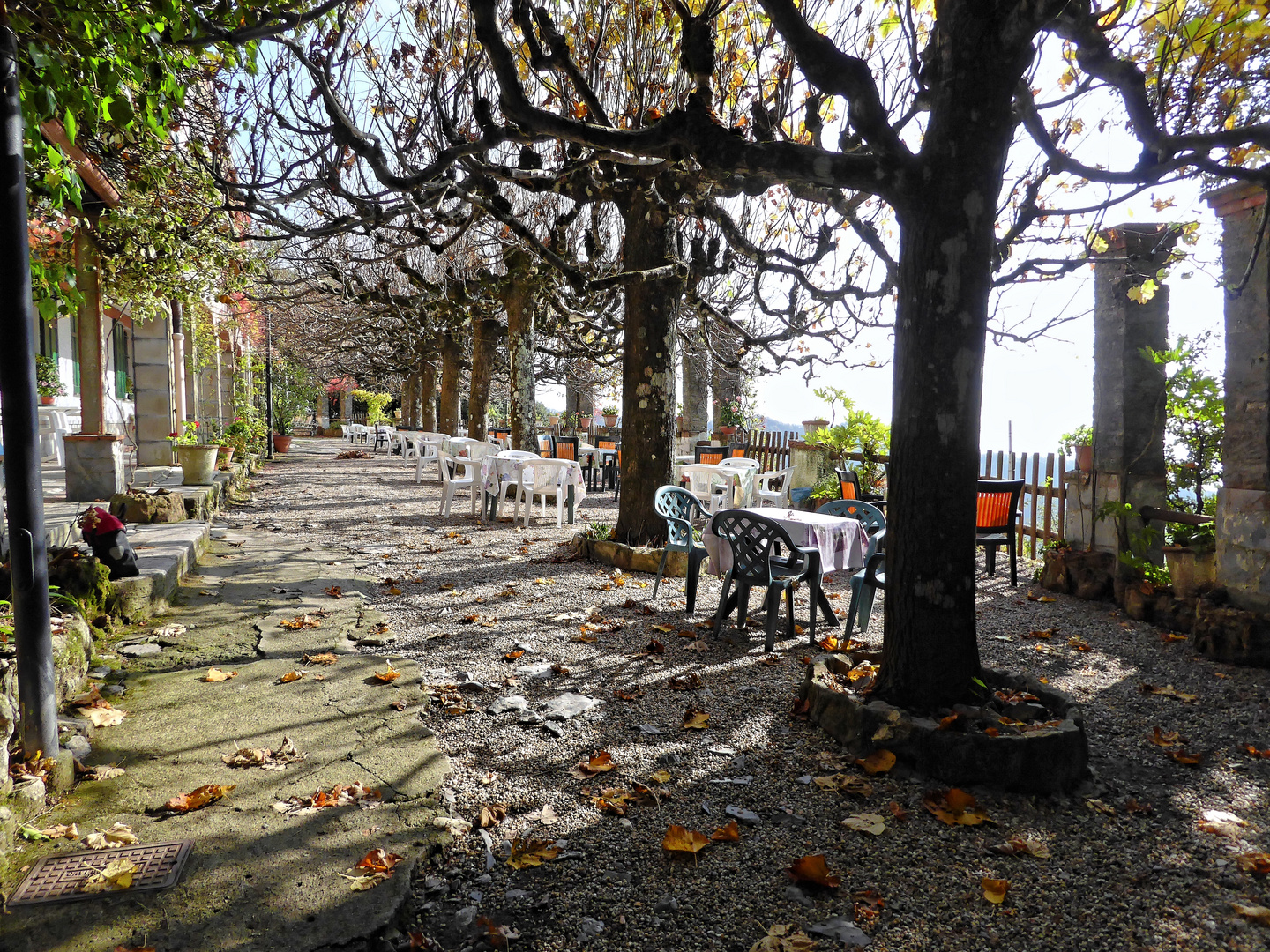 Terrasse hinter der Montallegro Basilika, Basilica Santuario di Montallegro 