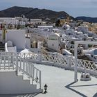 Terrassen am Hang in Oia, Santorin