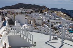 Terrassen am Hang in Oia, Santorin