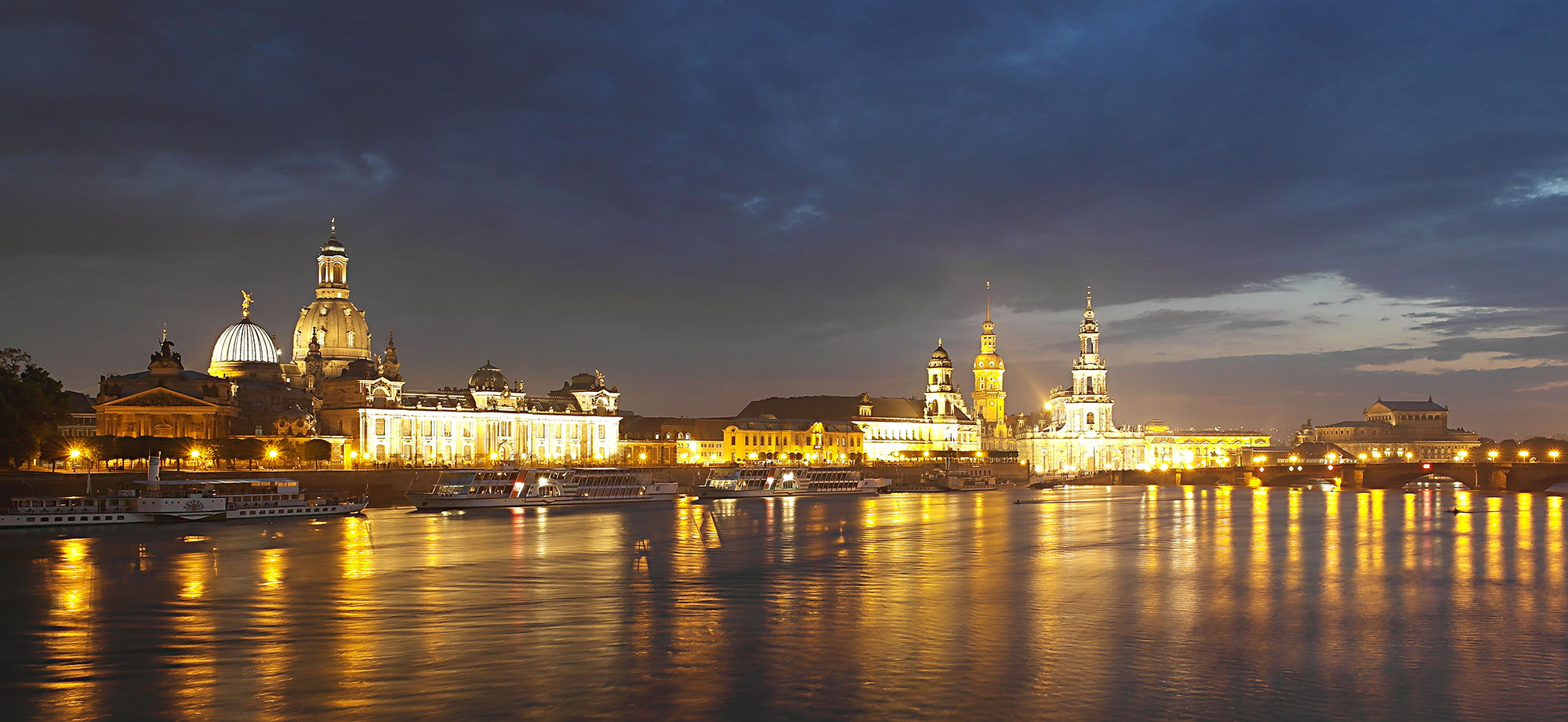 Terrassenufer Dresden spätabends