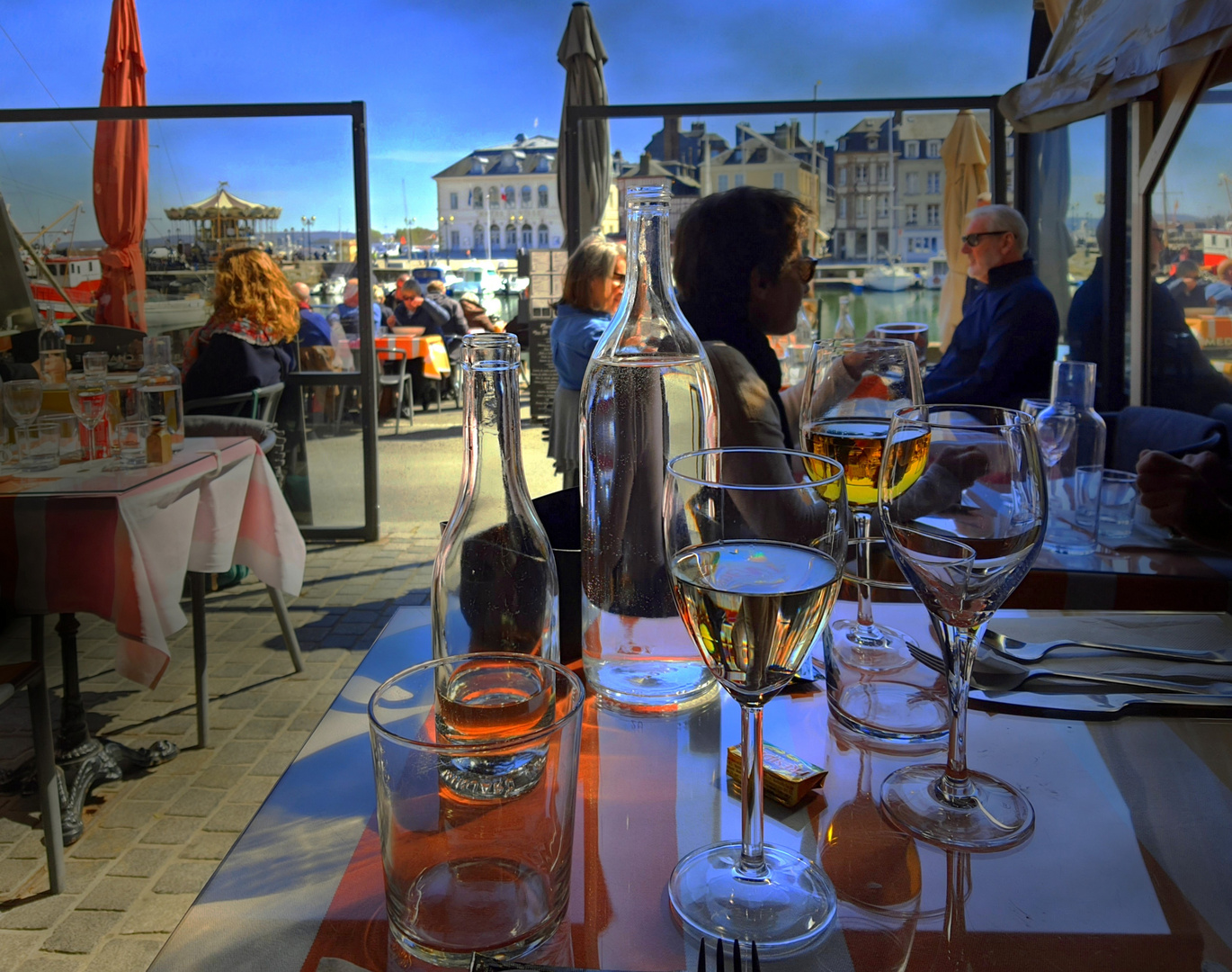 Terrasses devant le Vieux Bassin / Honfleur