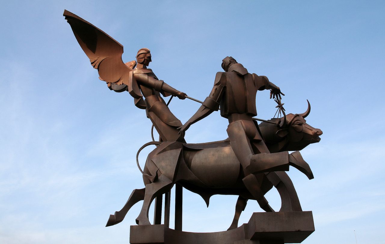 Teruel, escultura de la vaquilla del ángel