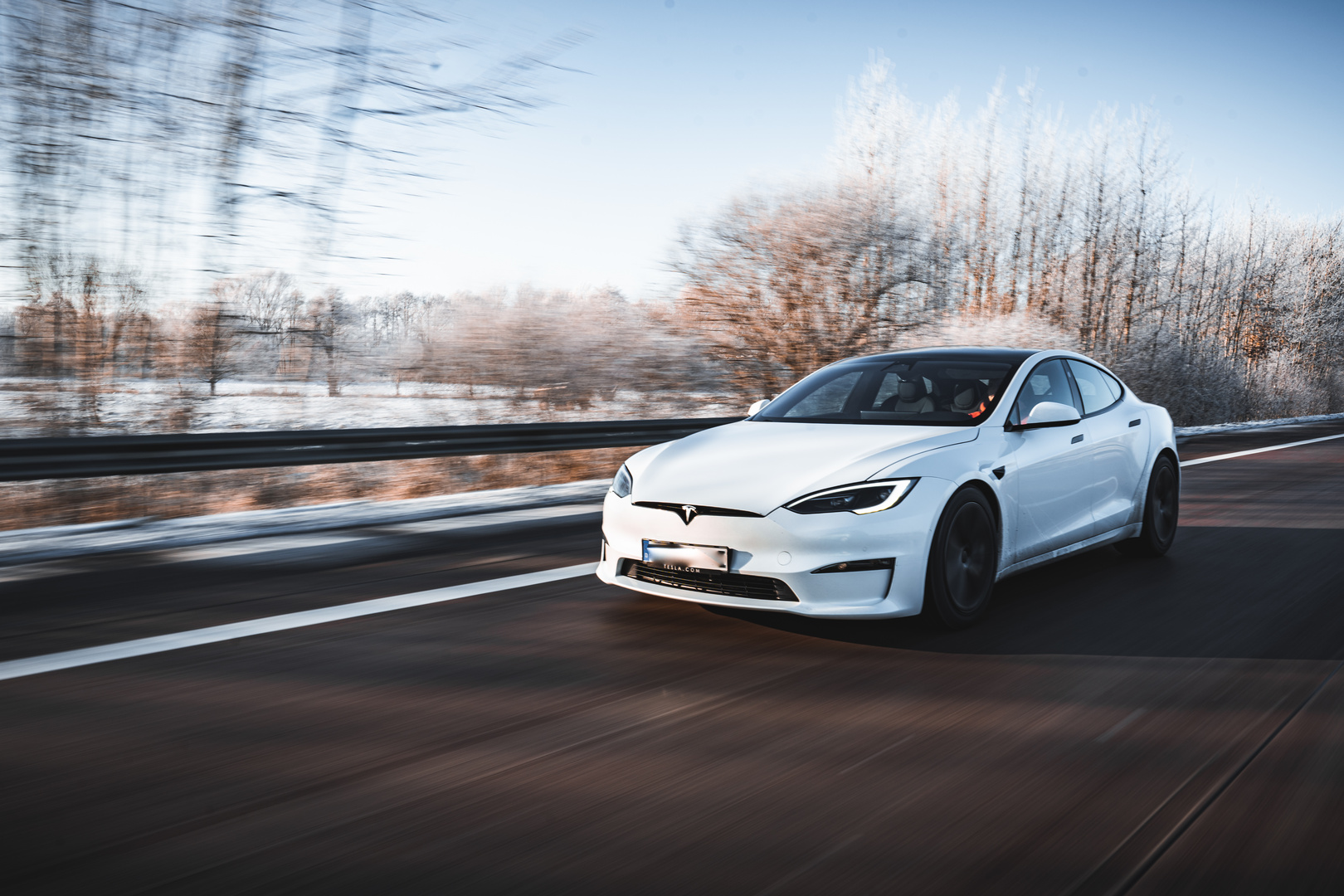 Tesla Model S Plaid bei Schnee auf der Autobahn