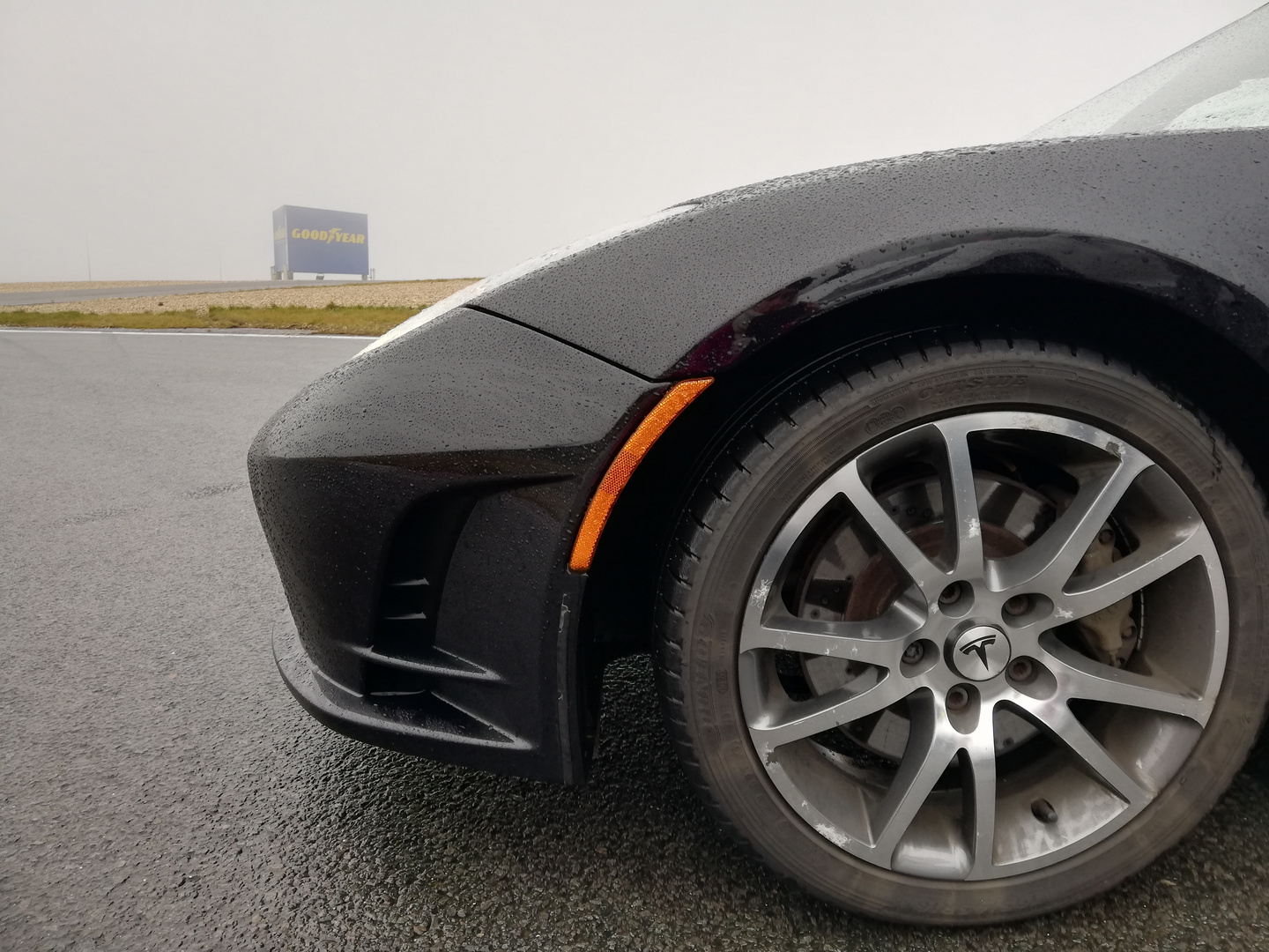 Tesla Roadster auf der Mühlenbachschleife