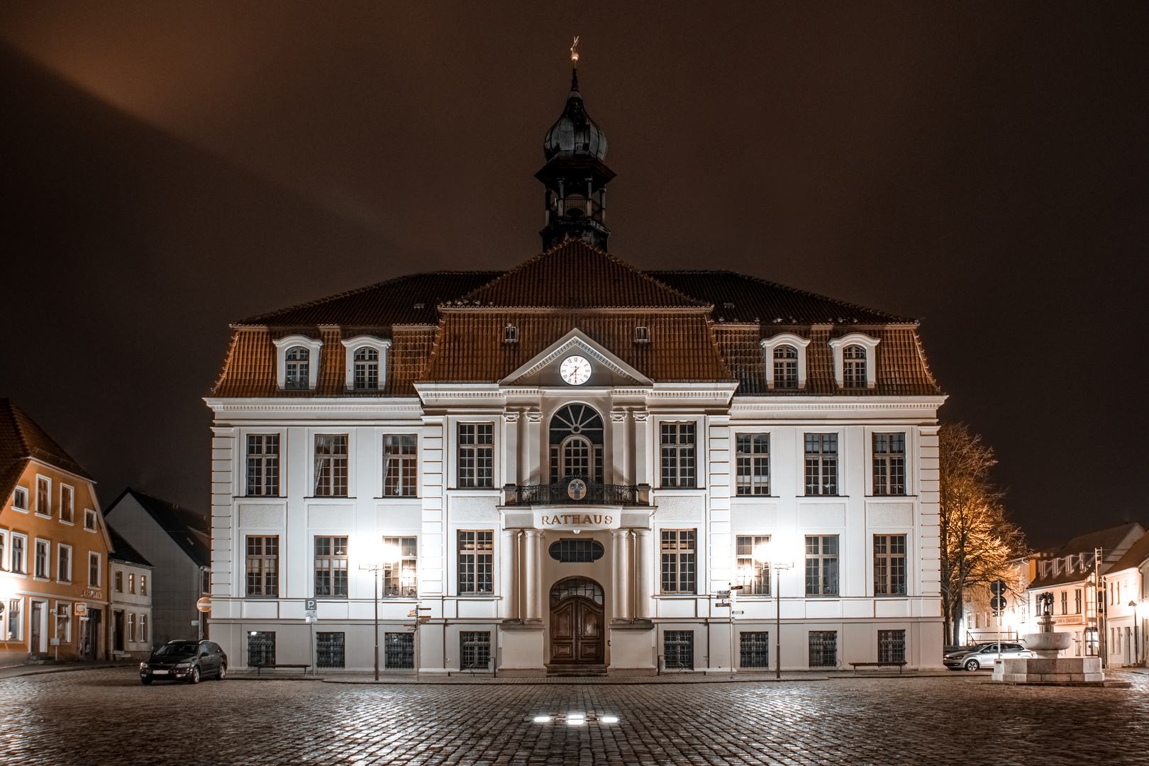 Teterower Rathaus bei Nacht