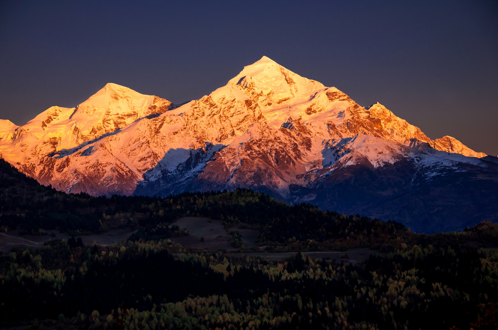 Tetnuldi-Berg ,Auf einer Höhe von 4.858 Metern.