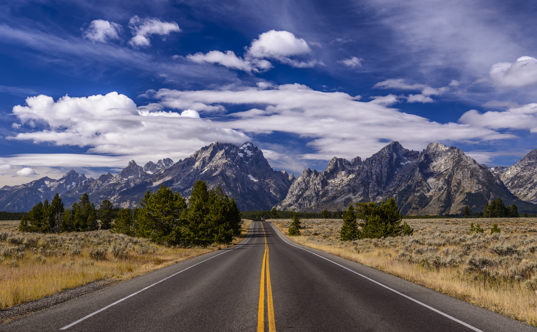 Teton Park Road gegen Teton Range, Wyoming, USA