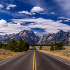 Teton Park Road gegen Teton Range, Wyoming, USA
