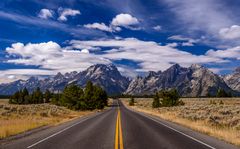 Teton Park Road gegen Teton Range, Wyoming, USA