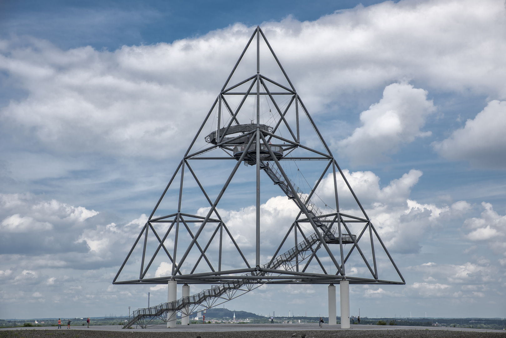 Tetraeder 02, mit der Spitze voran 