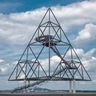 Tetraeder 02, mit der Spitze voran 