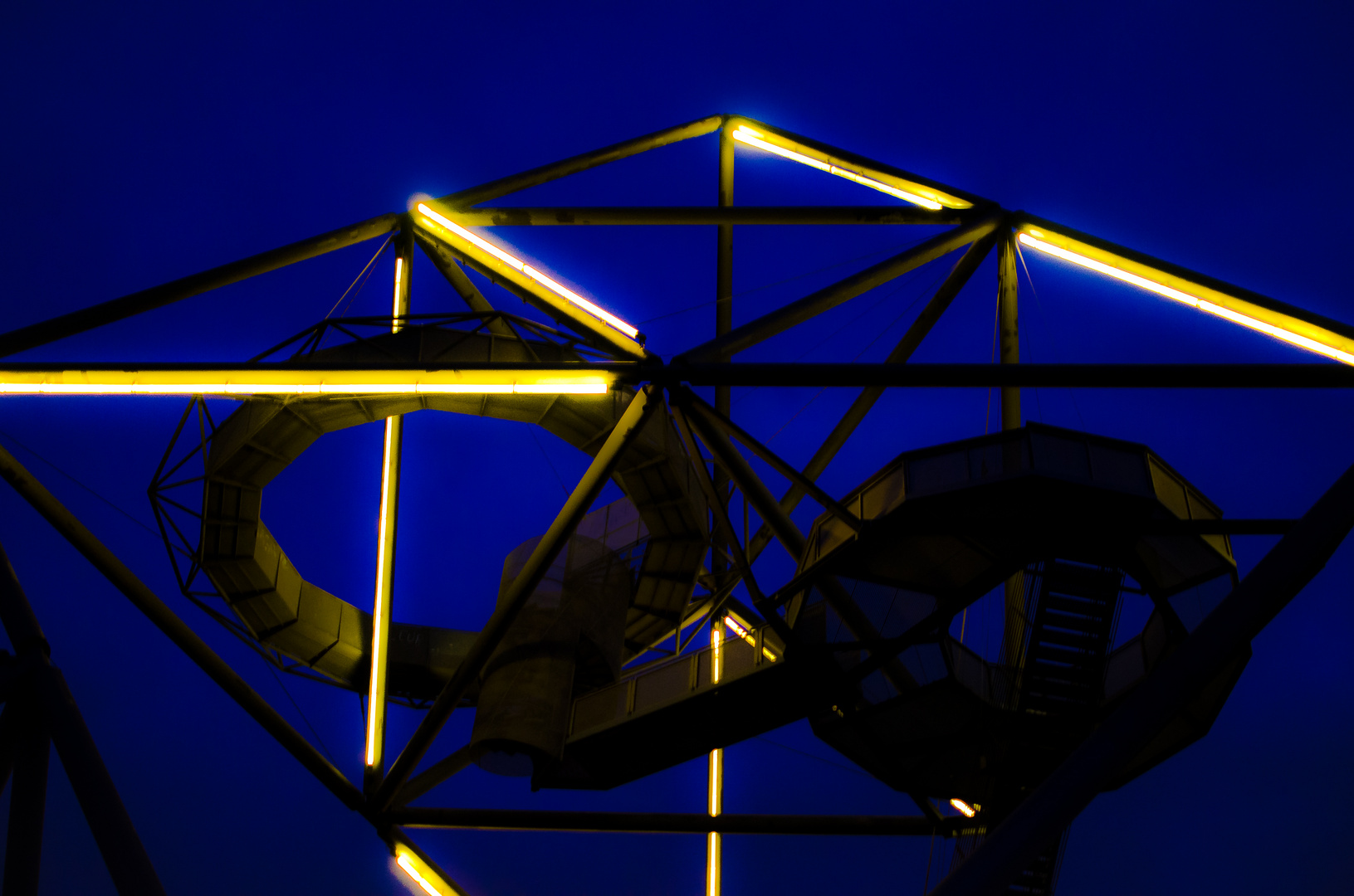 Tetraeder bei Nacht