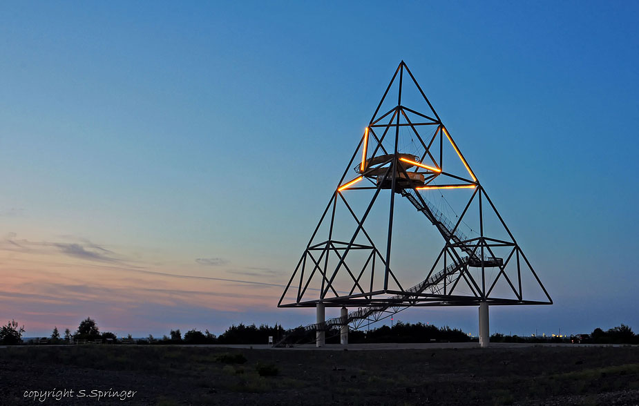 Tetraeder bei Nacht