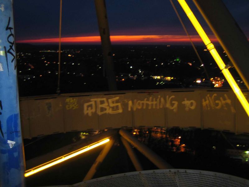 Tetraeder in Bottrop bei Nacht