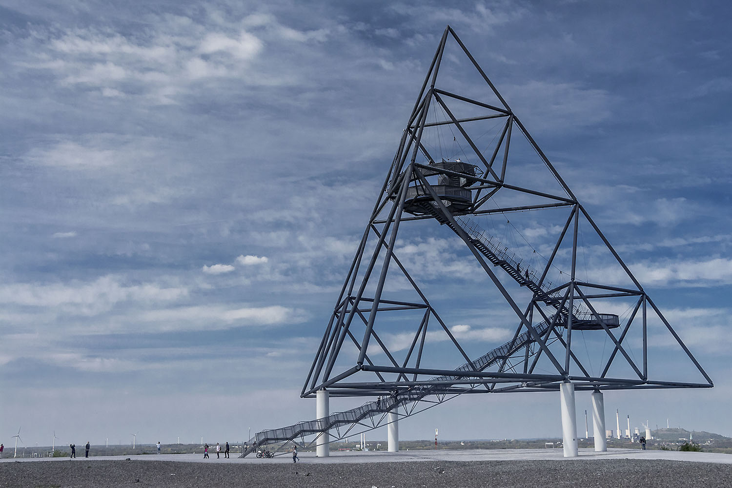 Tetraeder in Bottrop - Seitenansicht