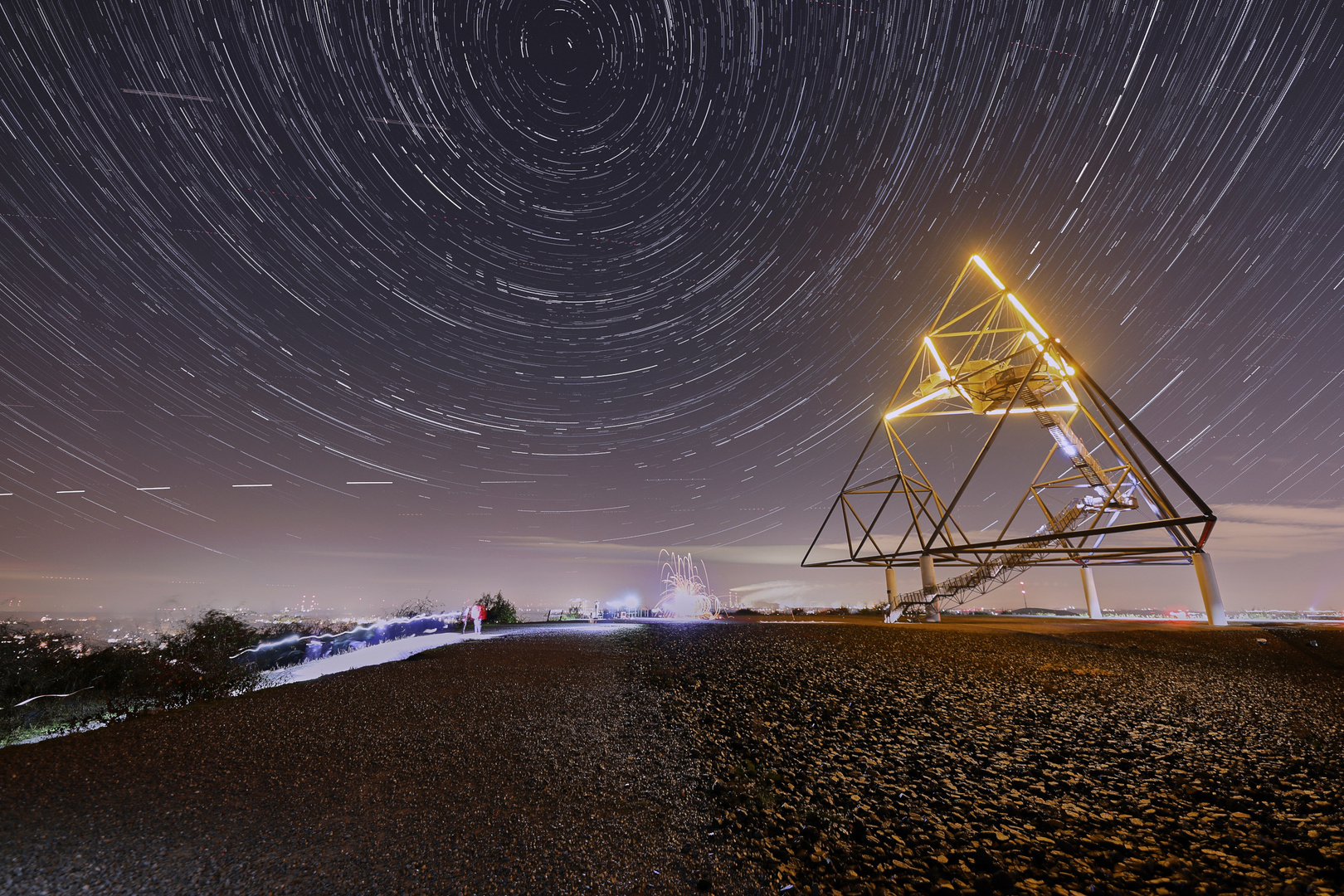 Tetraeder in Bottrop- Strichspuraufnahme