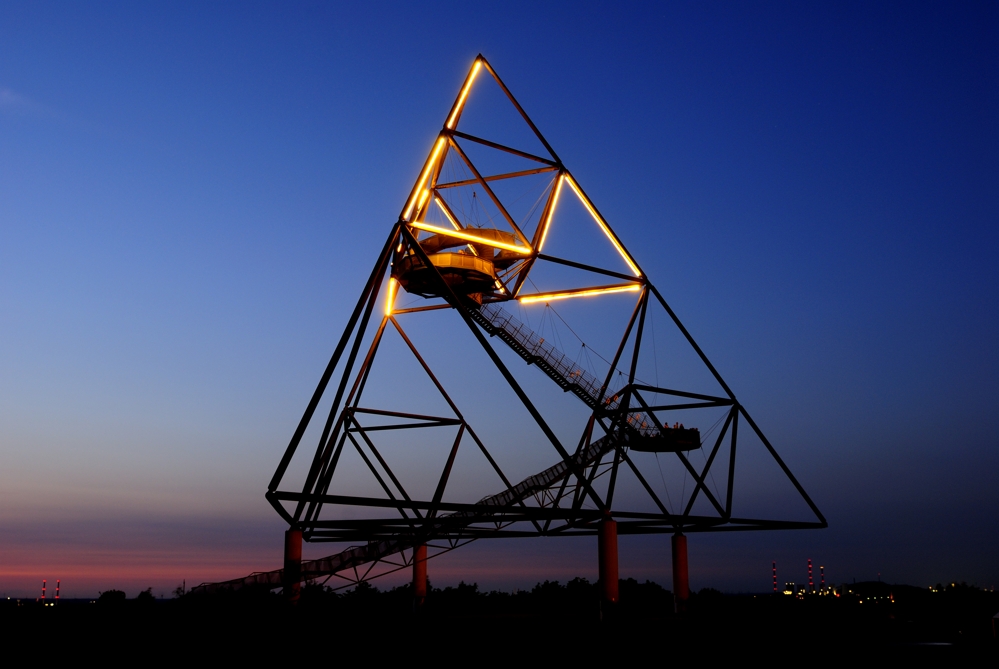 Tetraeder in der blauen Stunde II