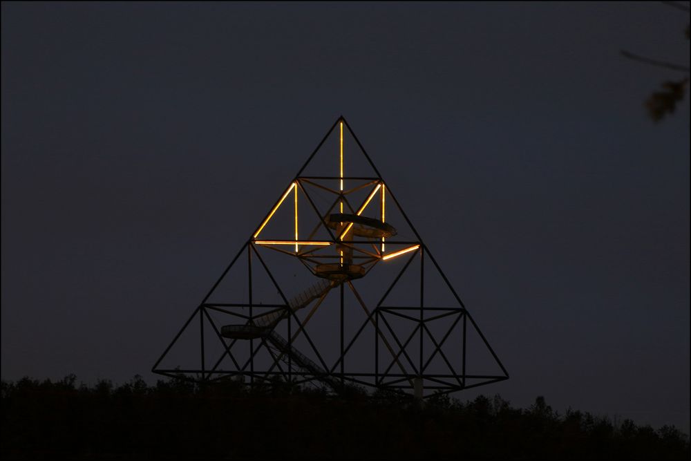 Tetraeder in der Nacht