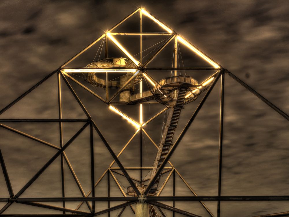 Tetraeder @ Night