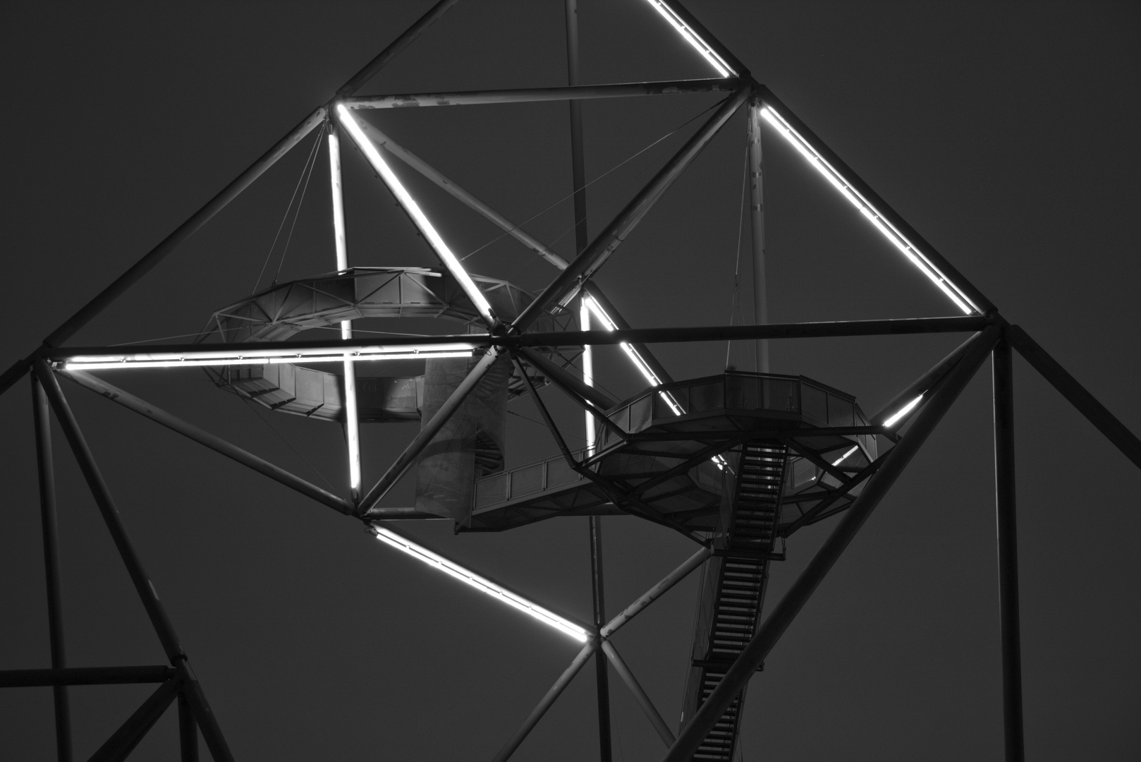 tetraeder platforms by night