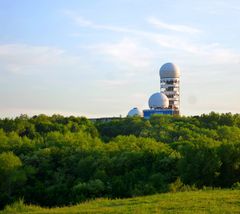 Teufelsberg mit ehemaliger Abhörstation der Amis ...