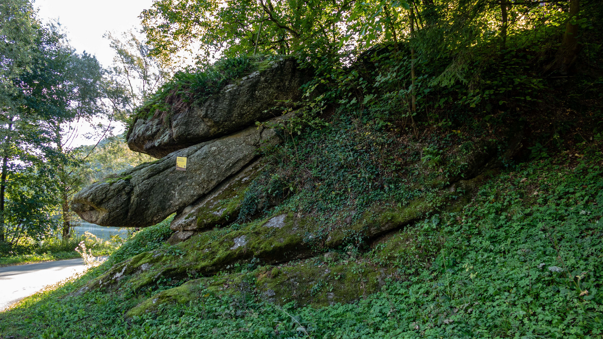 Teufelsbettstein am Radweg der Donau