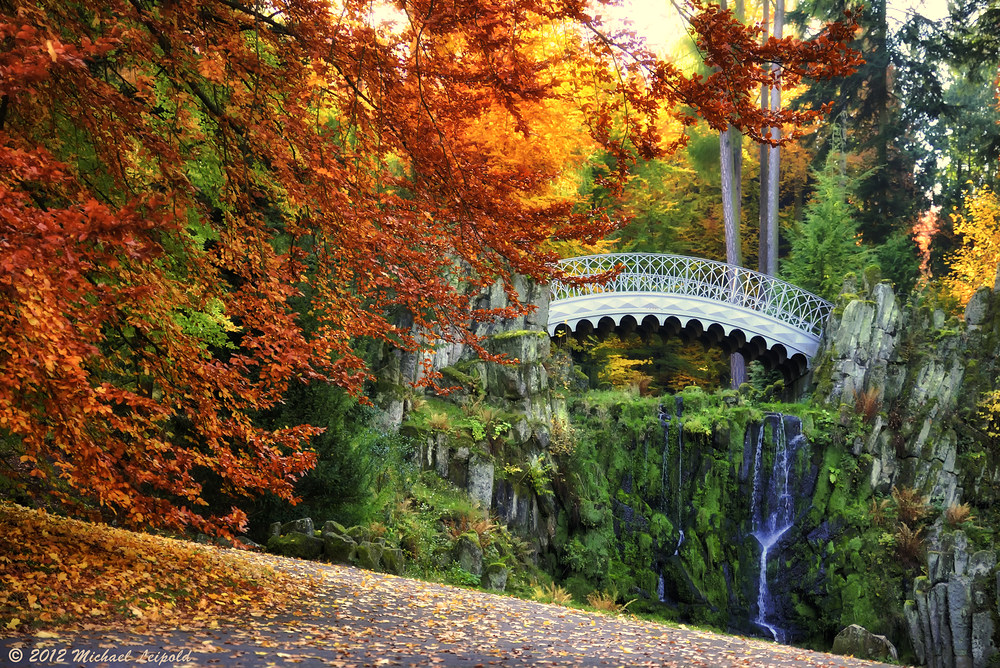 Teufelsbrücke im Herbstrausch