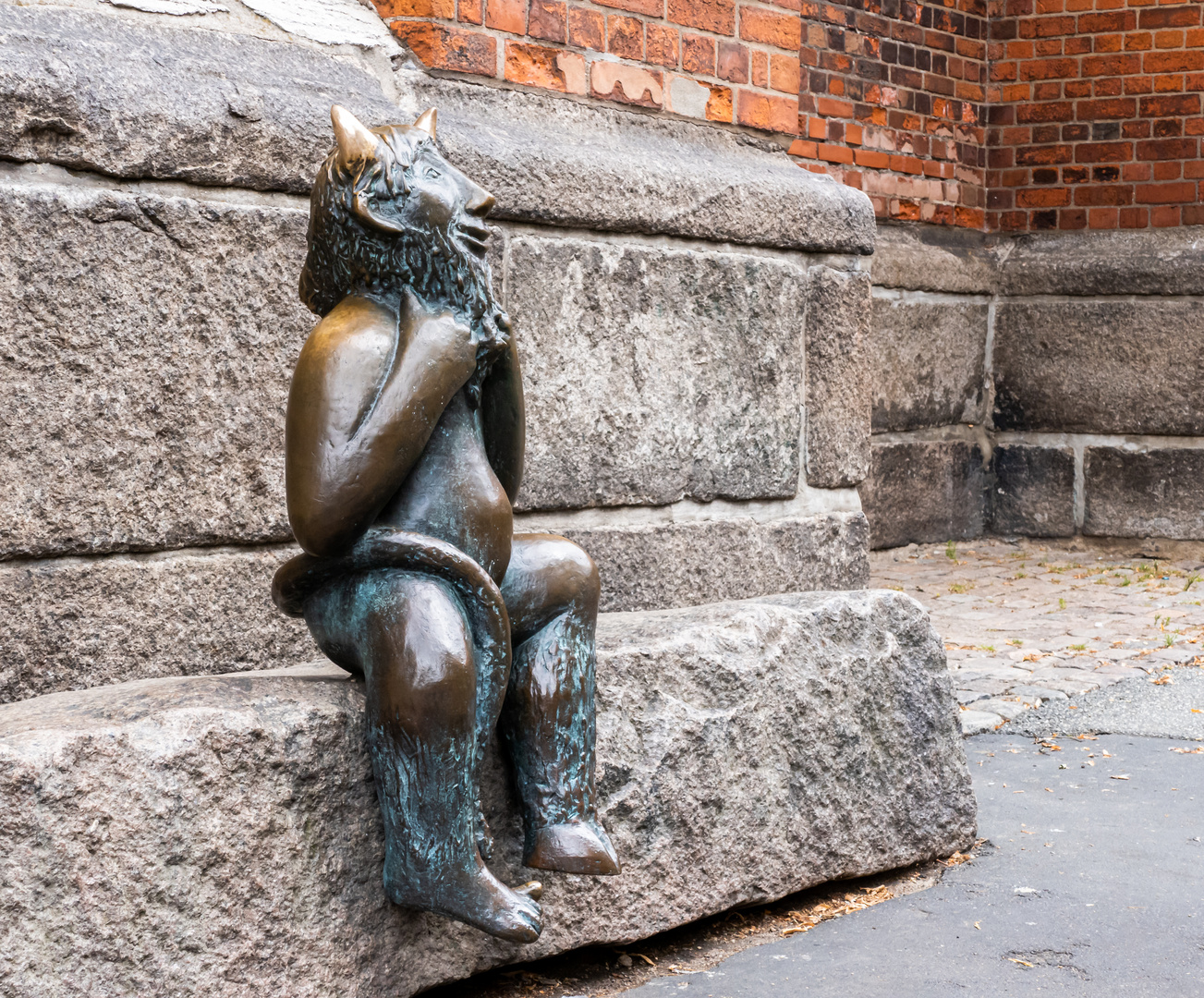 Teufelsfigur auf dem Teufelsstein vor der St.Marienkirche Lübeck