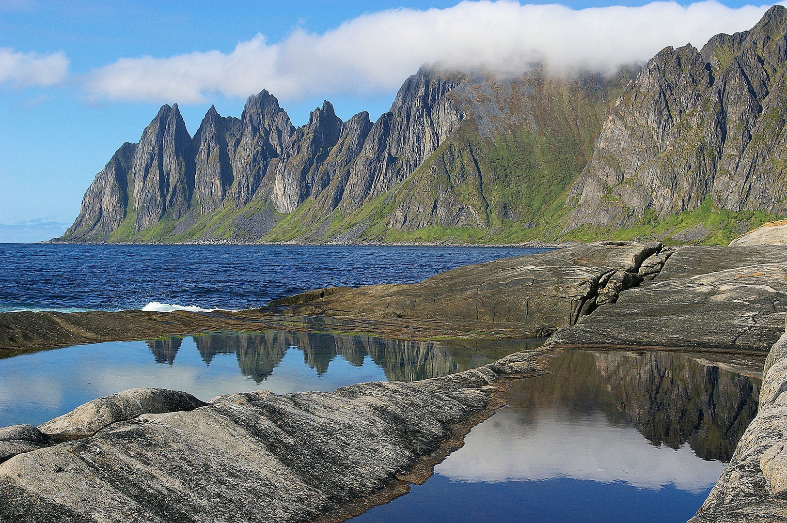 Teufelsgebiss: Felsformation Okshornan an der Außenseite von Senja