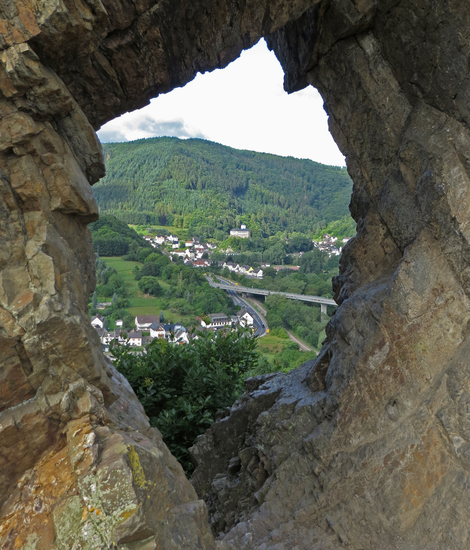 Teufelsloch mit Blick auf Kreuzberg/Ahr