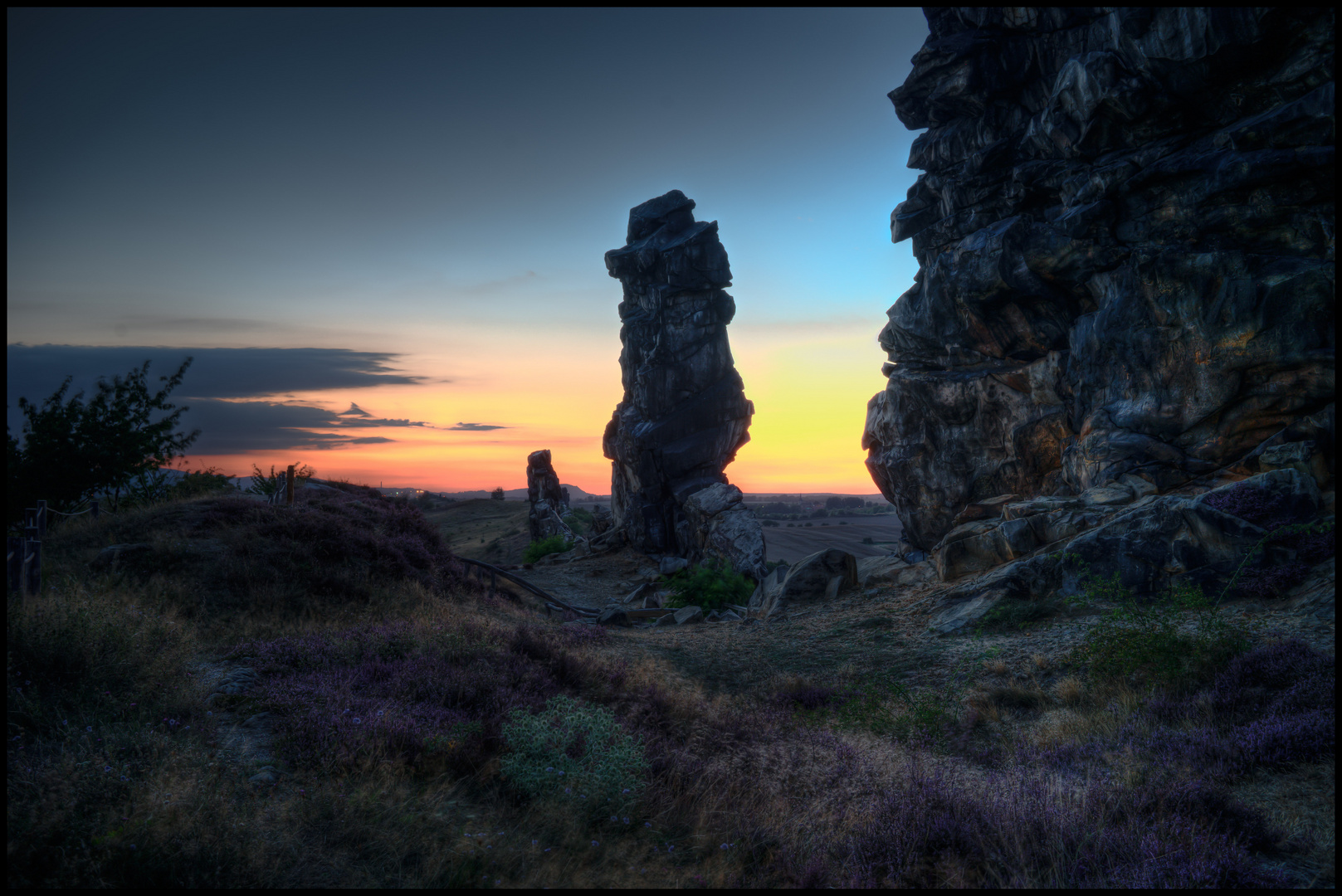 Teufelsmauer bei Thale - die Heide blüht, der Himmel glüht. Na denn.