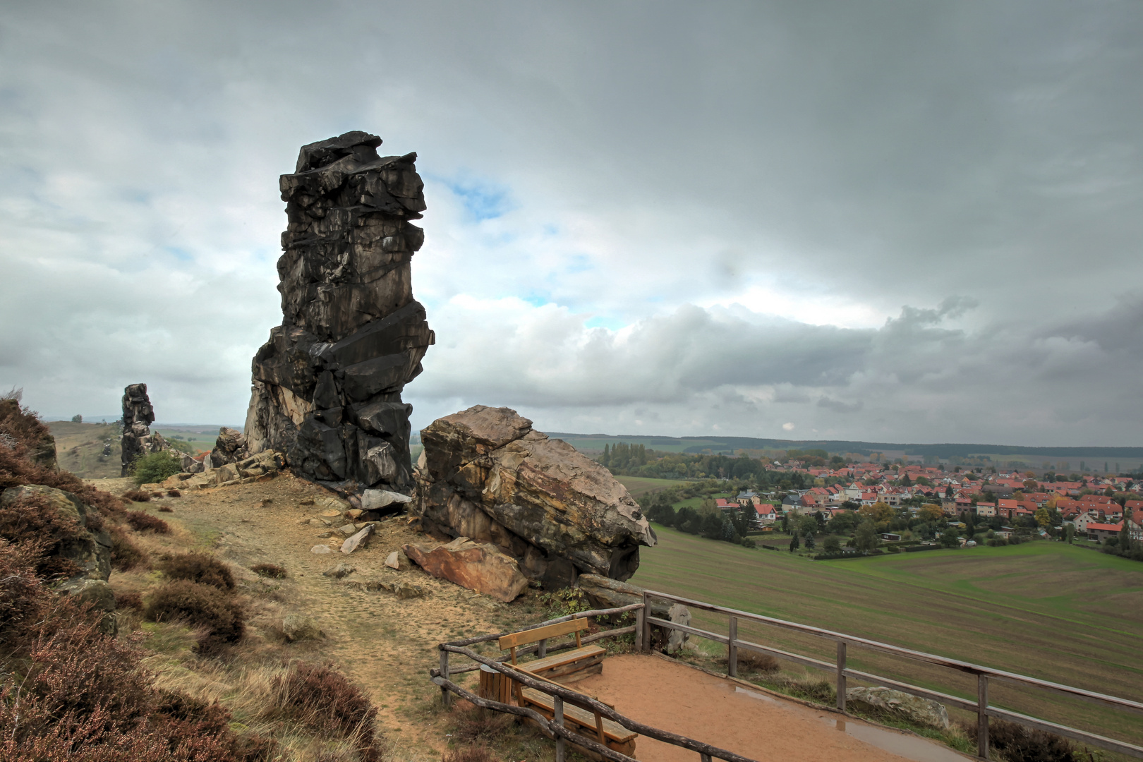 Teufelsmauer - Königsstein und Blick auf Weddersleben -