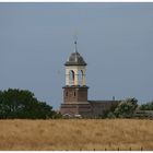 Texel: Die Kirche von De Cocksdorp hinterm Deich