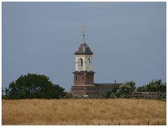 Texel: Die Kirche von De Cocksdorp hinterm Deich