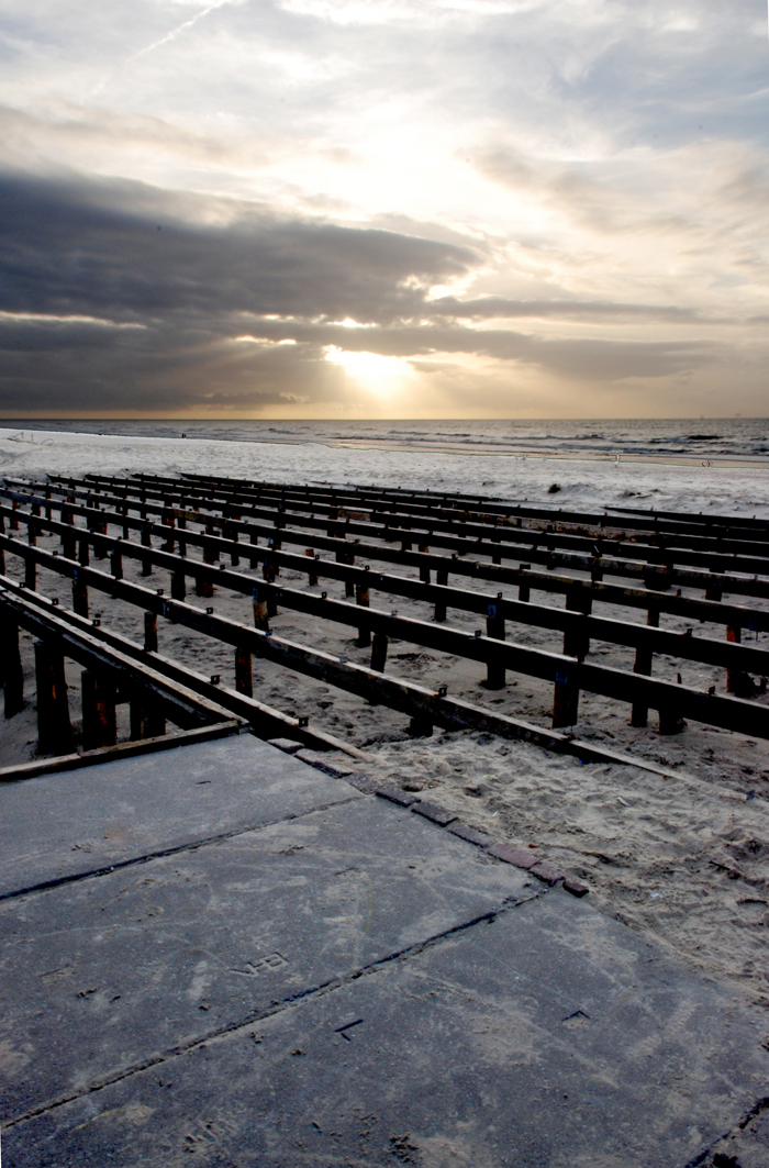 texel im november, holzfundament der strandpavillons