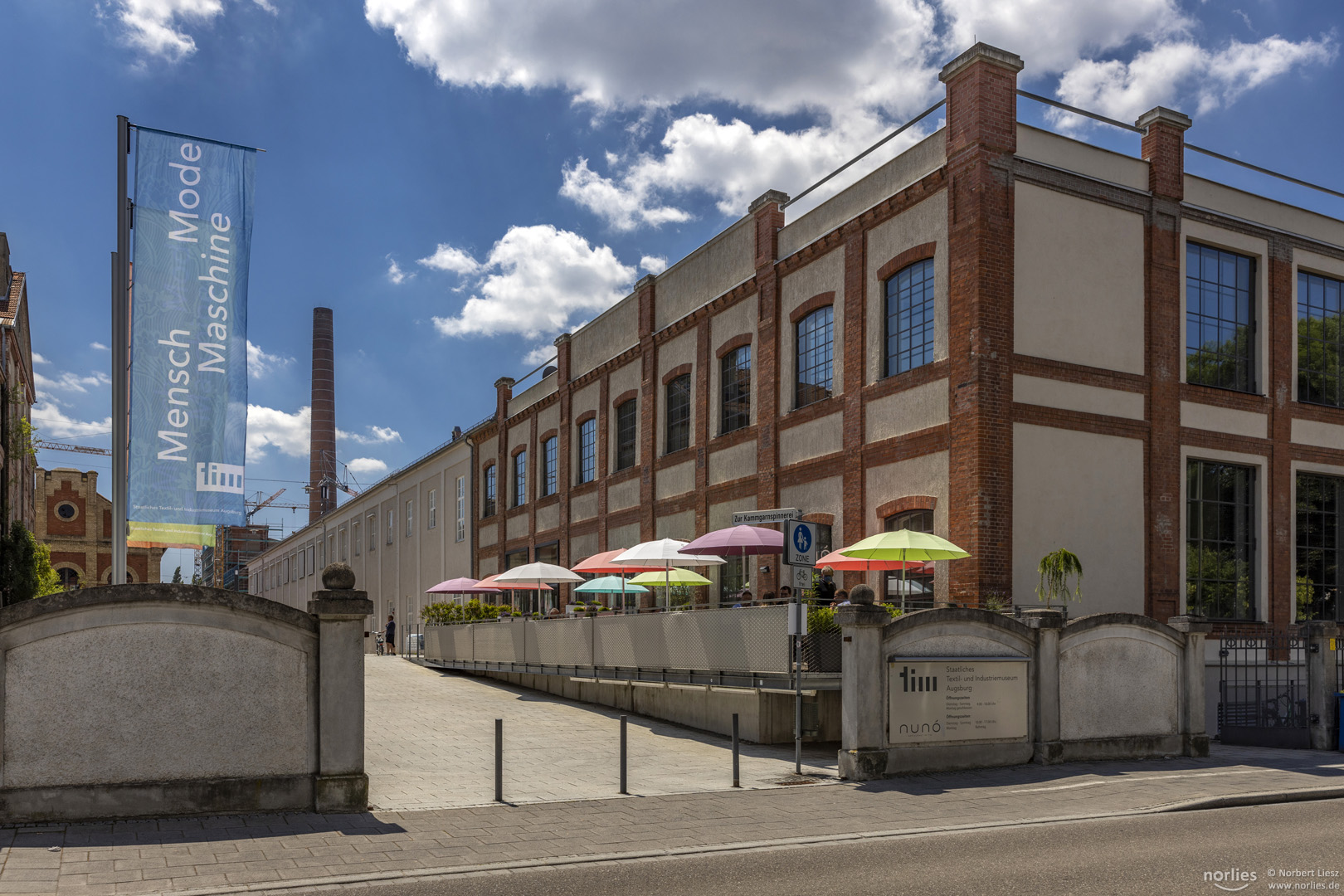 Textilmuseum mit Wolken