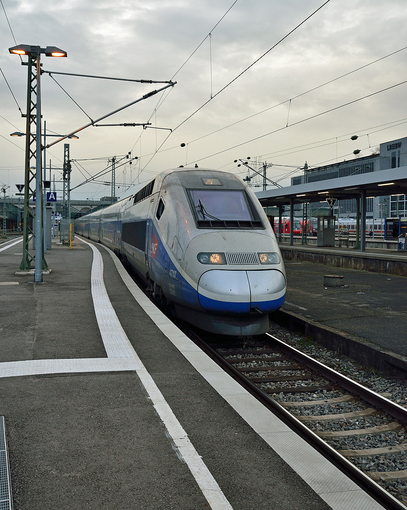 TGV 4710 bei der Ausfahrt in Stuttgart