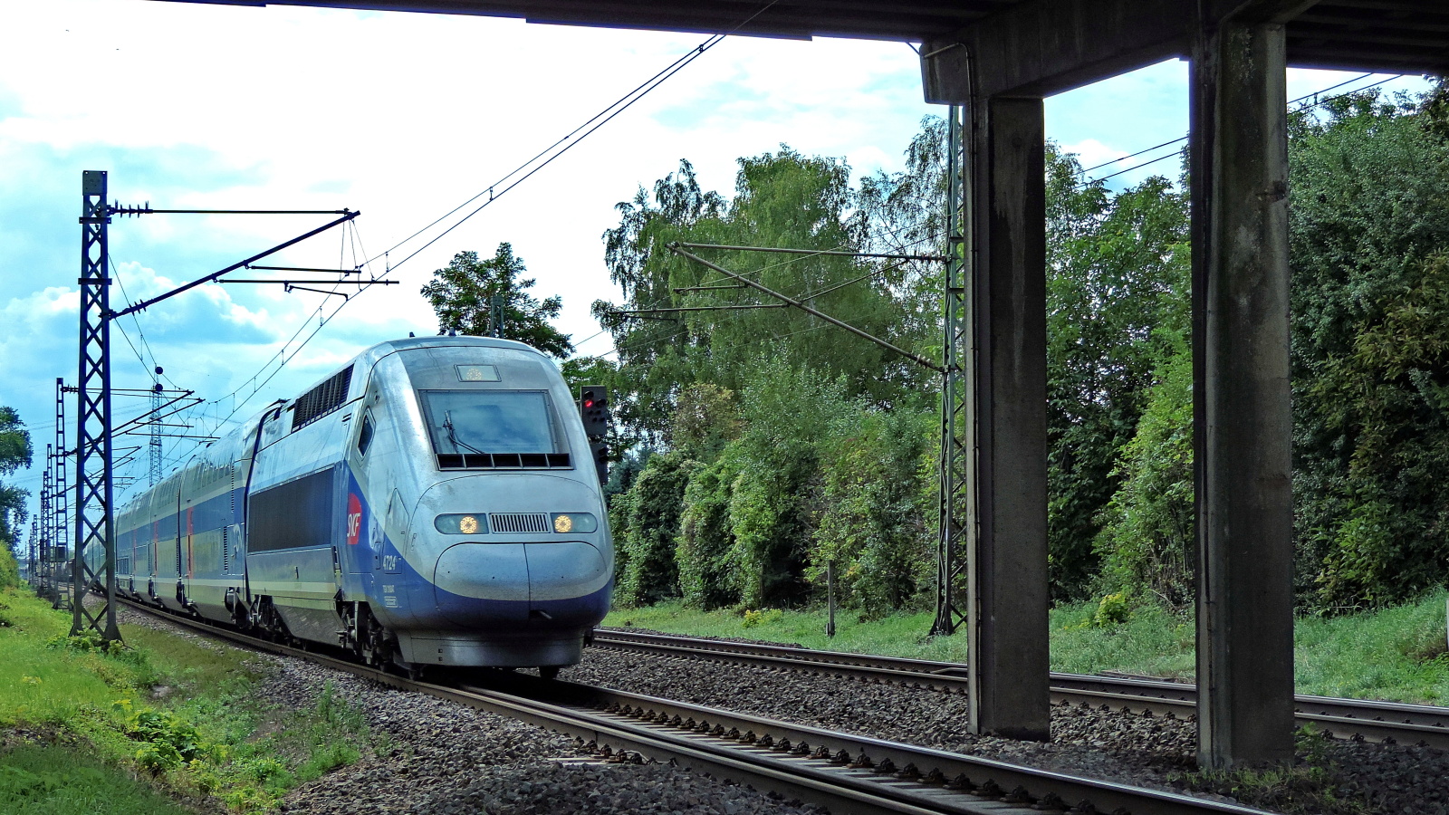 TGV 4724 bei einer Brückendurchfahrt