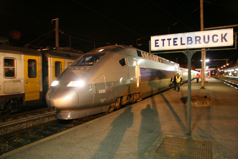 TGV auf nächtlicher Testfahrt durch den Norden Luxemburgs (Pause in Ettelbrück)