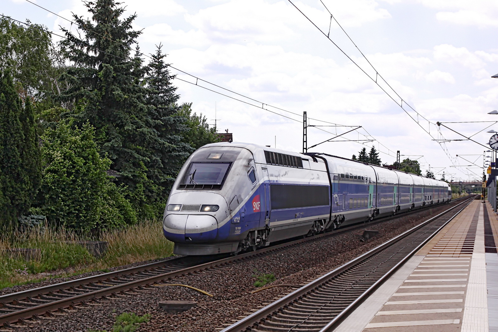 TGV durchfährt den Bahnhof Wolfskehlen in Richtung Frankfurt