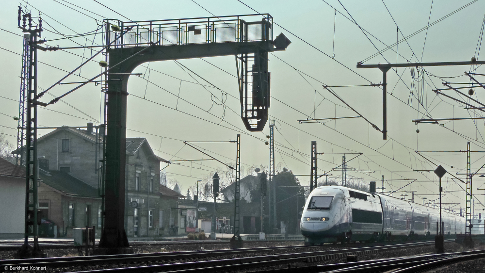 TGV im Gegenlicht auf dem Weg nach Frankfurt