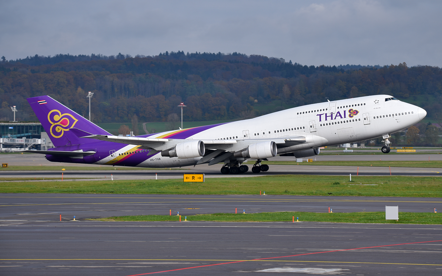 Thai Airways Boeing 747-4D7  HS-TGB 